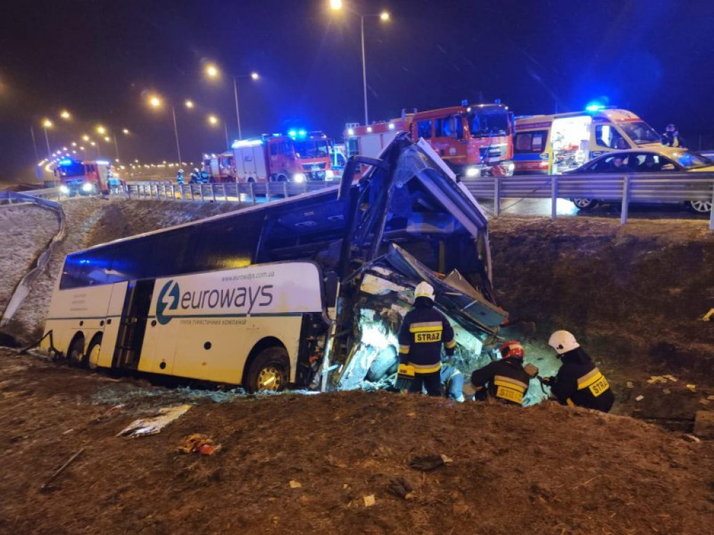 Podkarpacie. Tragedia na autostradzie A4, autokar wpadł do rowu