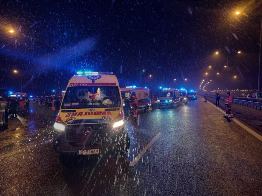 Podkarpacie. Tragedia na autostradzie A4, autokar wpadł do rowu