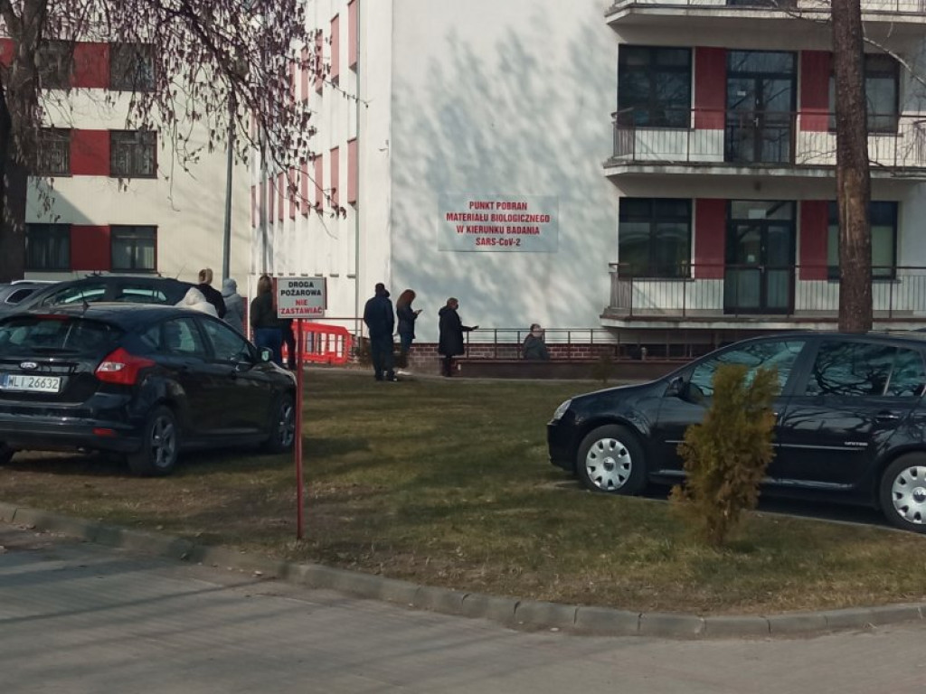 Tarnobrzeg. Stoją w kolejce, żeby zrobić test na obecność koronawirusa [zdjęcia]