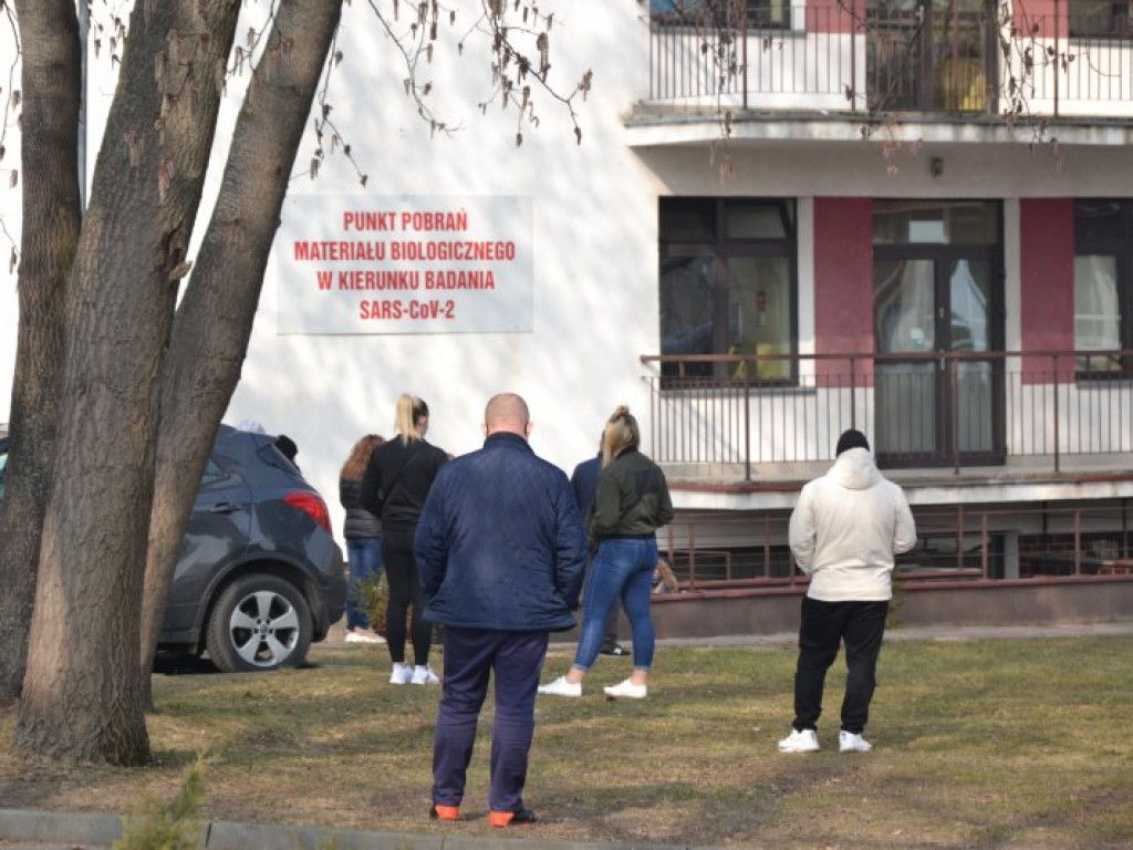 Tarnobrzeg. Stoją w kolejce, żeby zrobić test na obecność koronawirusa [zdjęcia]