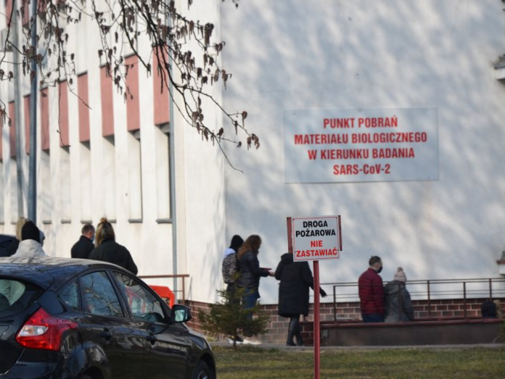 Tarnobrzeg. Stoją w kolejce, żeby zrobić test na obecność koronawirusa [zdjęcia]