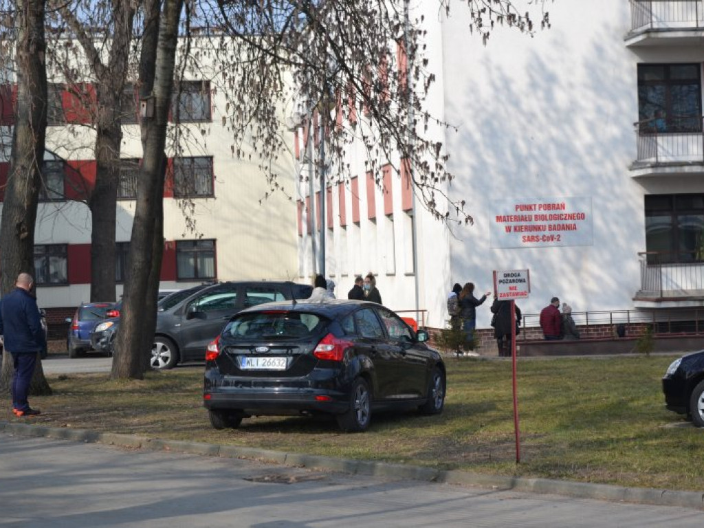 Tarnobrzeg. Stoją w kolejce, żeby zrobić test na obecność koronawirusa [zdjęcia]