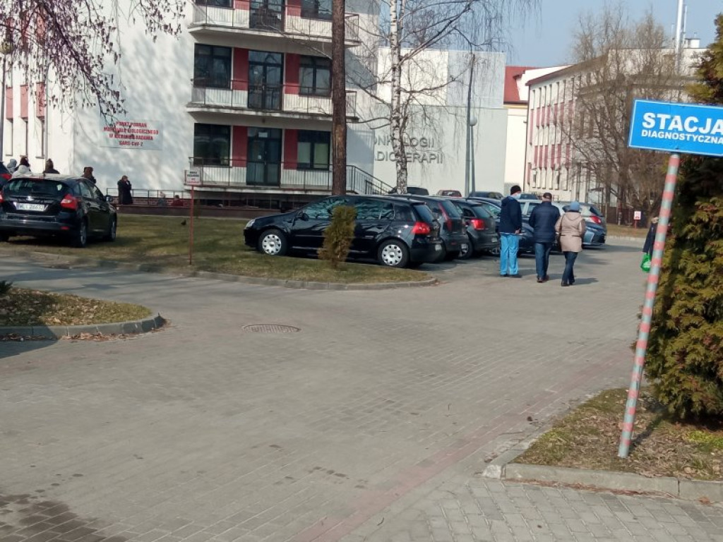 Tarnobrzeg. Stoją w kolejce, żeby zrobić test na obecność koronawirusa [zdjęcia]