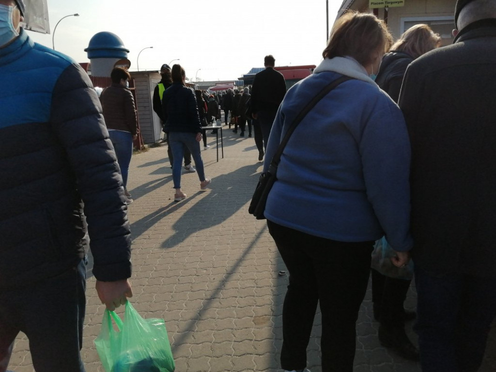 Tarnobrzeg. Sobota pod znakiem zakupów na targu. Limit wejść, obowiązkowa dezynfekcja [zdjęcia]