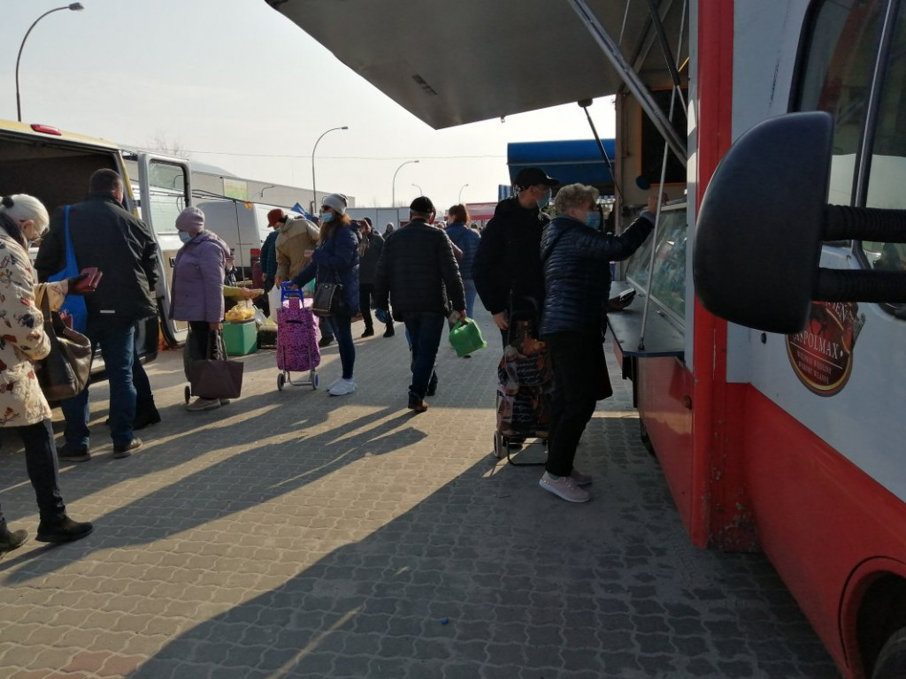 Tarnobrzeg. Sobota pod znakiem zakupów na targu. Limit wejść, obowiązkowa dezynfekcja [zdjęcia]