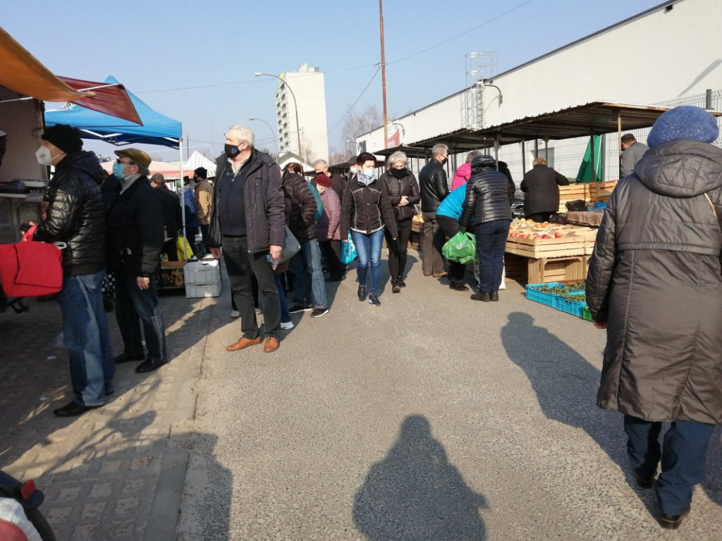 Tarnobrzeg. Sobota pod znakiem zakupów na targu. Limit wejść, obowiązkowa dezynfekcja [zdjęcia]