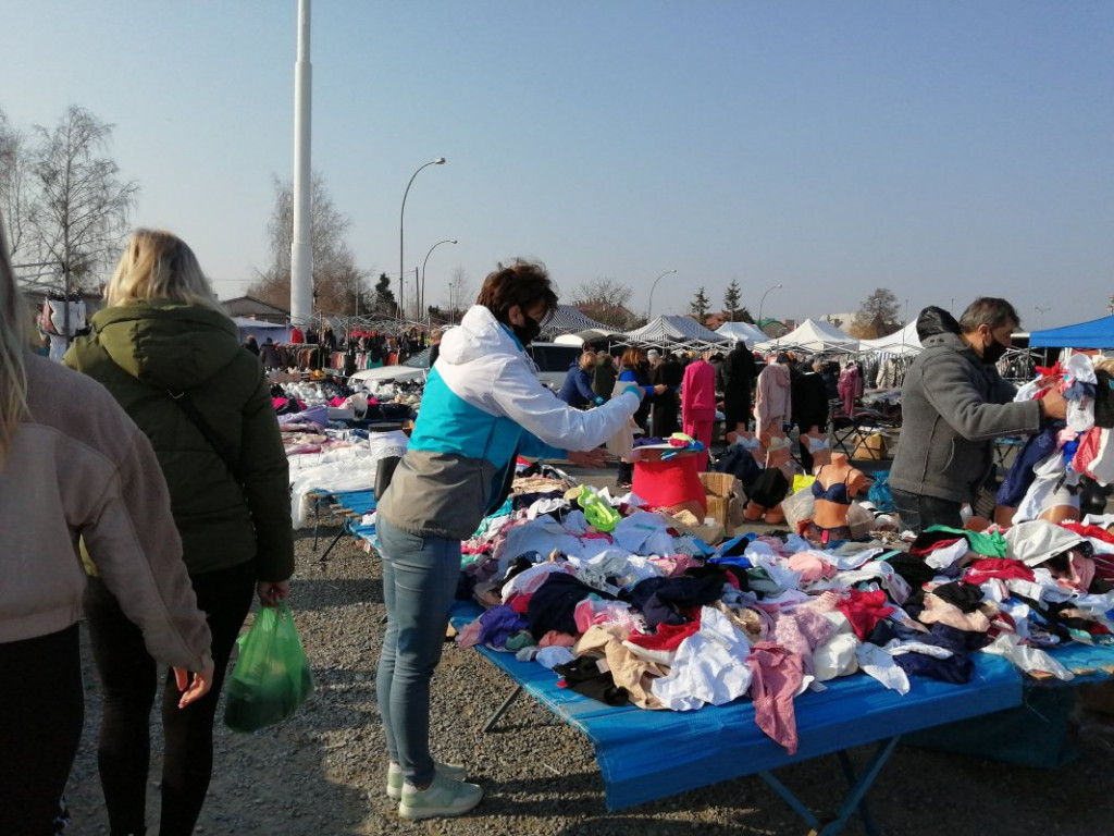 Tarnobrzeg. Sobota pod znakiem zakupów na targu. Limit wejść, obowiązkowa dezynfekcja [zdjęcia]