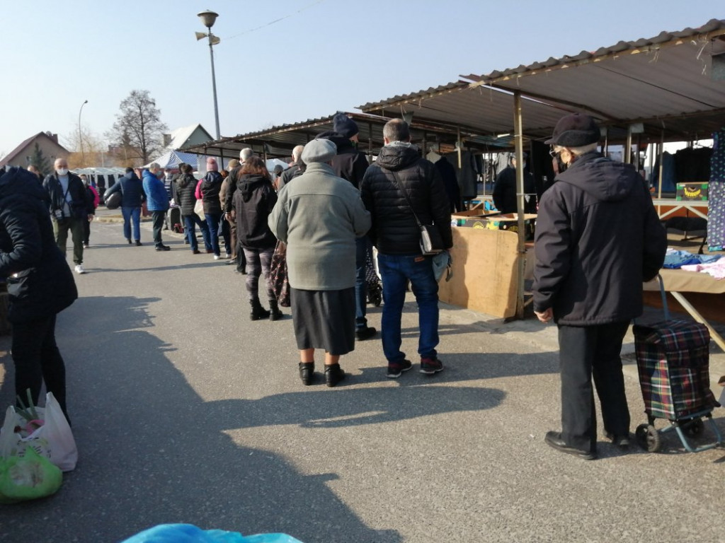 Tarnobrzeg. Sobota pod znakiem zakupów na targu. Limit wejść, obowiązkowa dezynfekcja [zdjęcia]