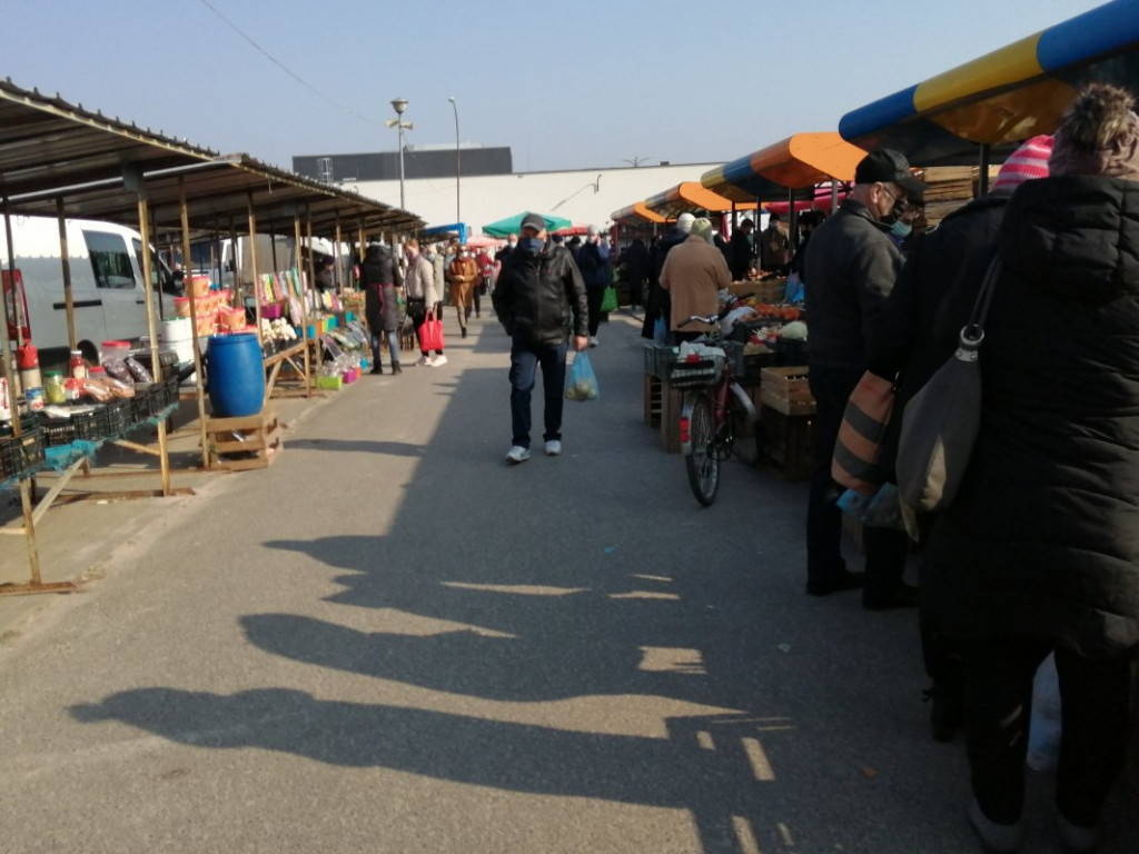 Tarnobrzeg. Sobota pod znakiem zakupów na targu. Limit wejść, obowiązkowa dezynfekcja [zdjęcia]
