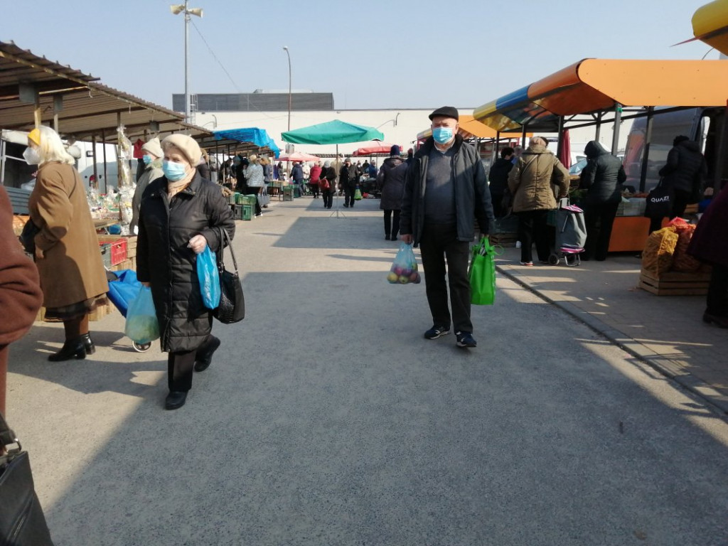 Tarnobrzeg. Sobota pod znakiem zakupów na targu. Limit wejść, obowiązkowa dezynfekcja [zdjęcia]