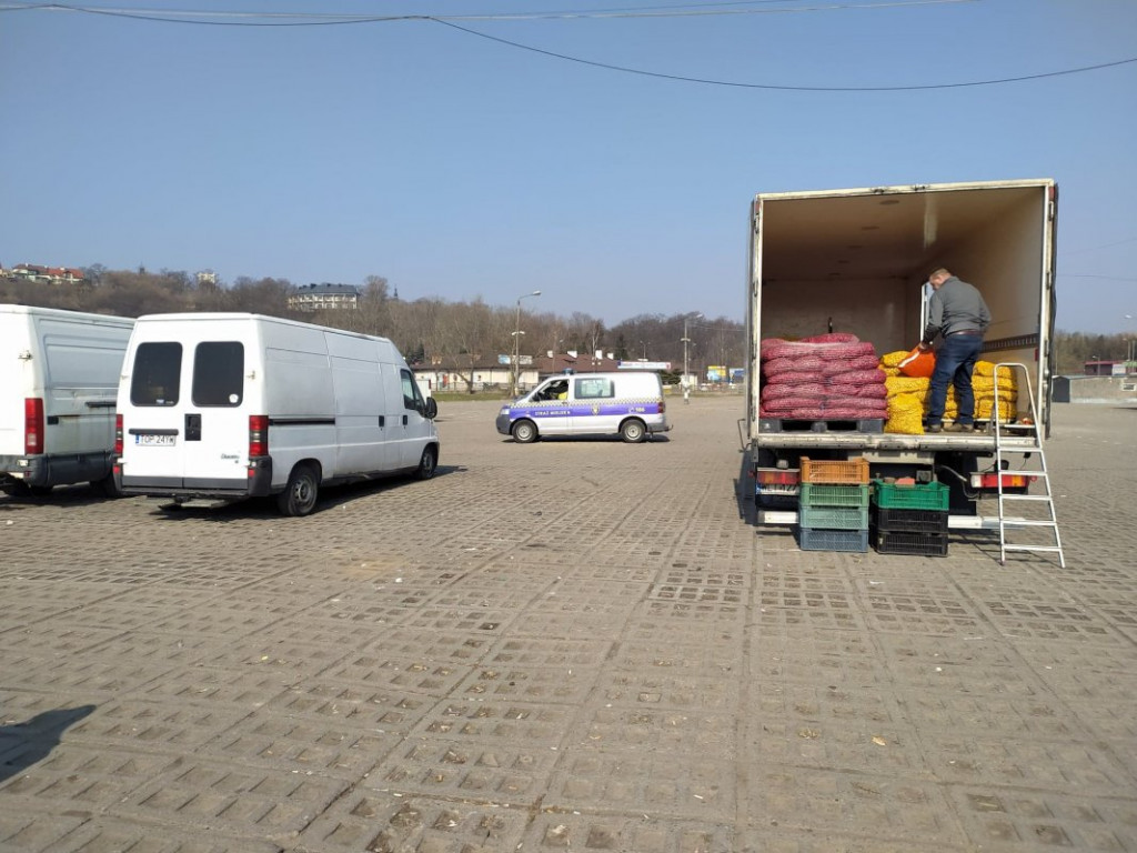 Na giełdzie w Sandomierzu czuć święta. Choć są też pustki [zdjęcia]