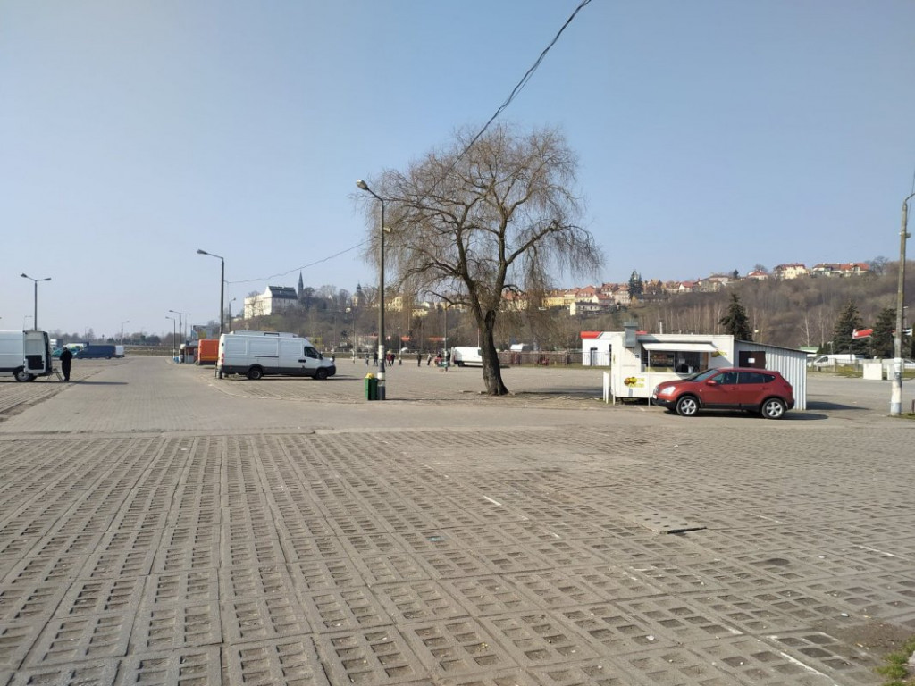 Na giełdzie w Sandomierzu czuć święta. Choć są też pustki [zdjęcia]