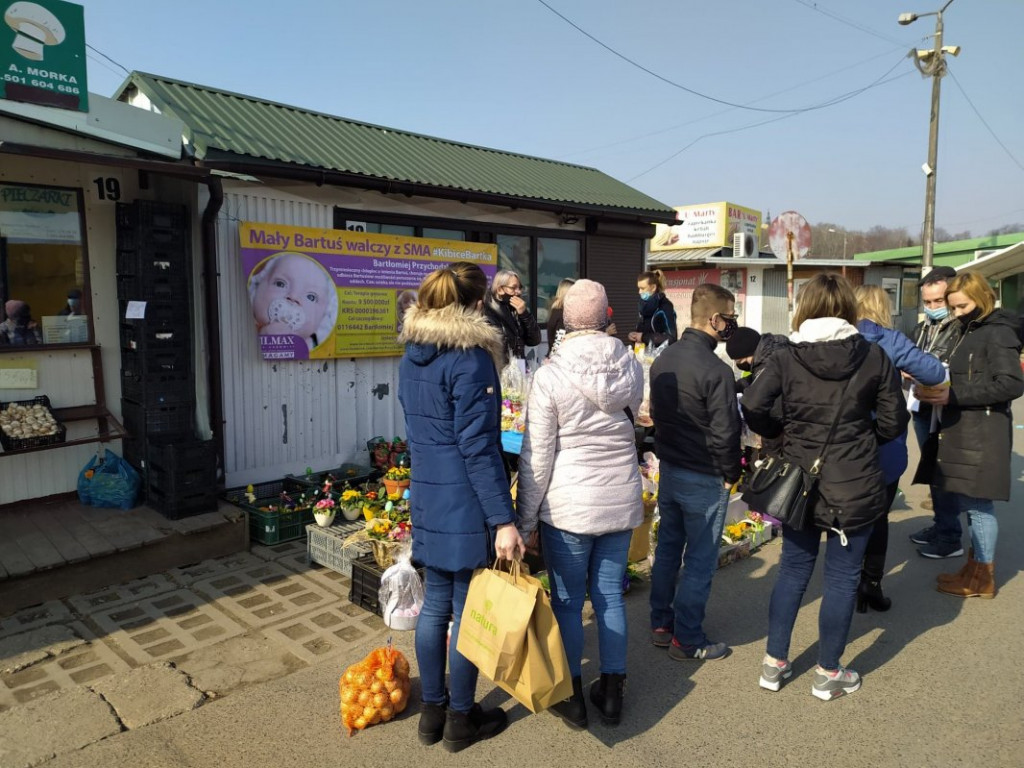 Na giełdzie w Sandomierzu czuć święta. Choć są też pustki [zdjęcia]