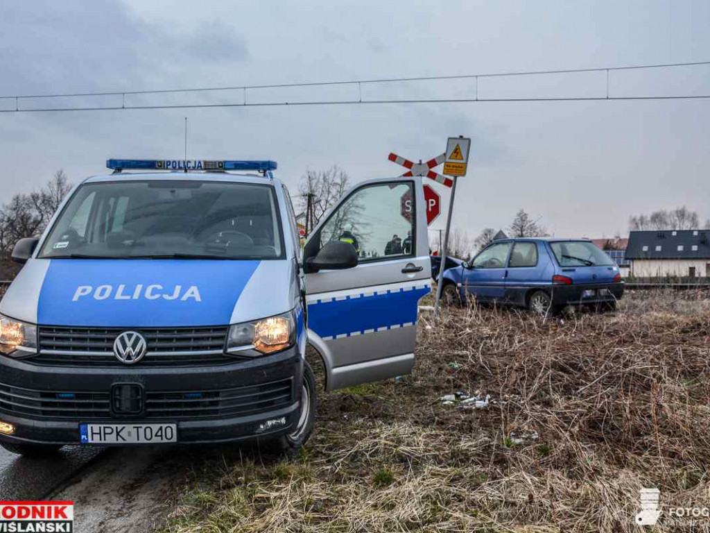 Zderzenie samochodu z szynobusem w Tarnobrzegu. Trwają poszukiwania kierowcy [zdjęcia]