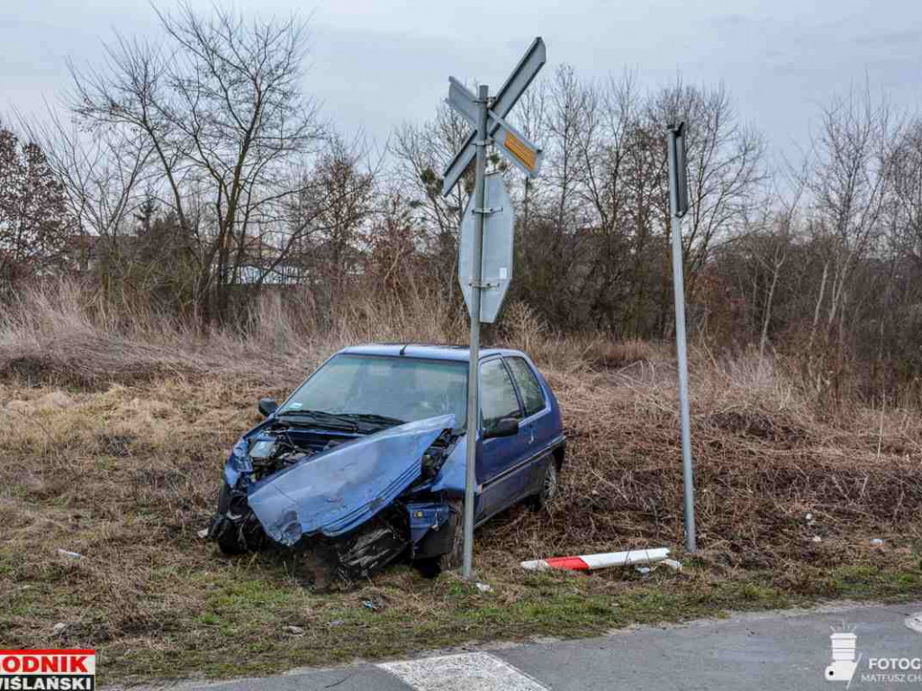 Zderzenie samochodu z szynobusem w Tarnobrzegu. Trwają poszukiwania kierowcy [zdjęcia]
