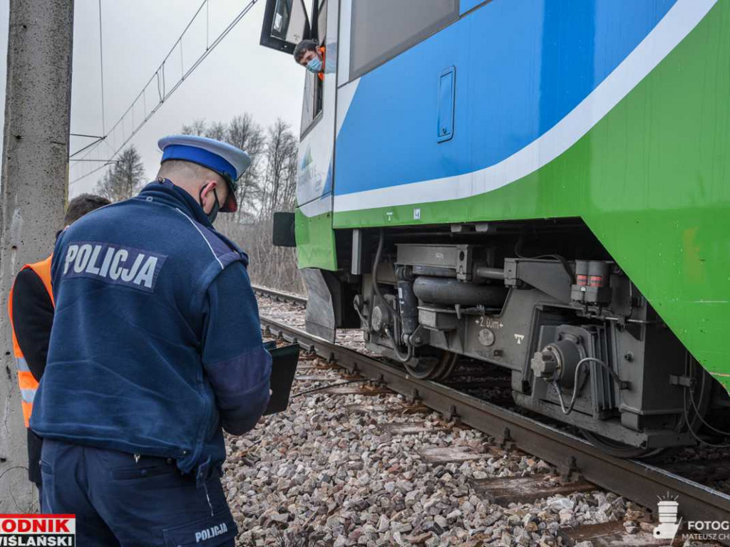 Zderzenie samochodu z szynobusem w Tarnobrzegu. Trwają poszukiwania kierowcy [zdjęcia]