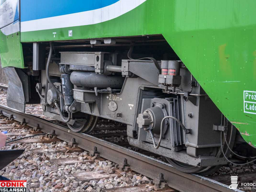 Zderzenie samochodu z szynobusem w Tarnobrzegu. Trwają poszukiwania kierowcy [zdjęcia]