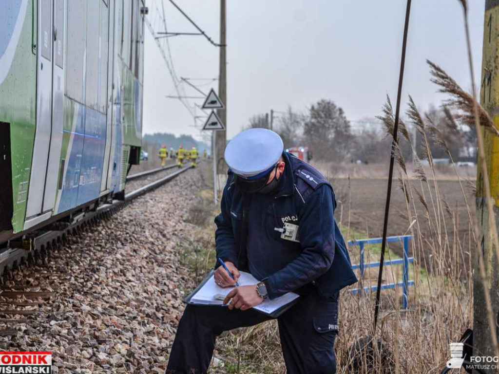 Zderzenie samochodu z szynobusem w Tarnobrzegu. Trwają poszukiwania kierowcy [zdjęcia]