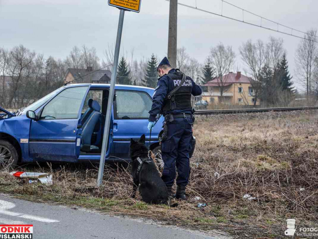 Zderzenie samochodu z szynobusem w Tarnobrzegu. Trwają poszukiwania kierowcy [zdjęcia]