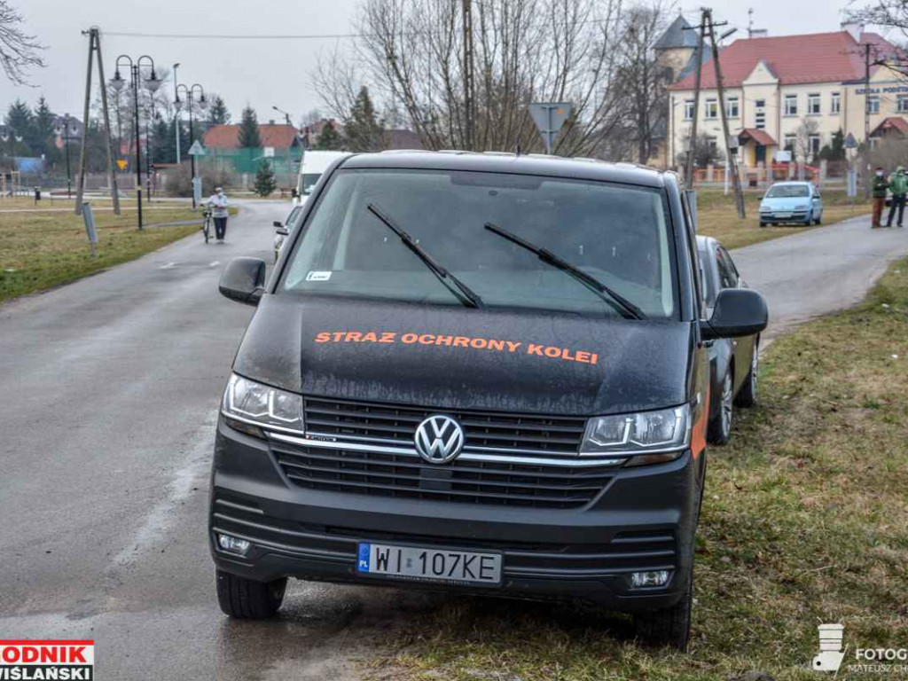 Zderzenie samochodu z szynobusem w Tarnobrzegu. Trwają poszukiwania kierowcy [zdjęcia]