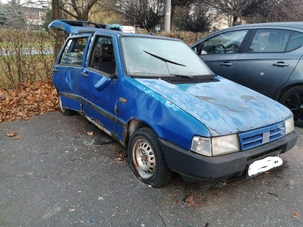 Opuszczone samochody blokują miejsca parkingowe w Tarnobrzegu [zdjęcia]