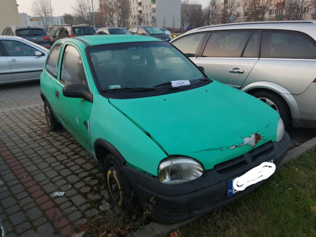 Opuszczone samochody blokują miejsca parkingowe w Tarnobrzegu [zdjęcia]