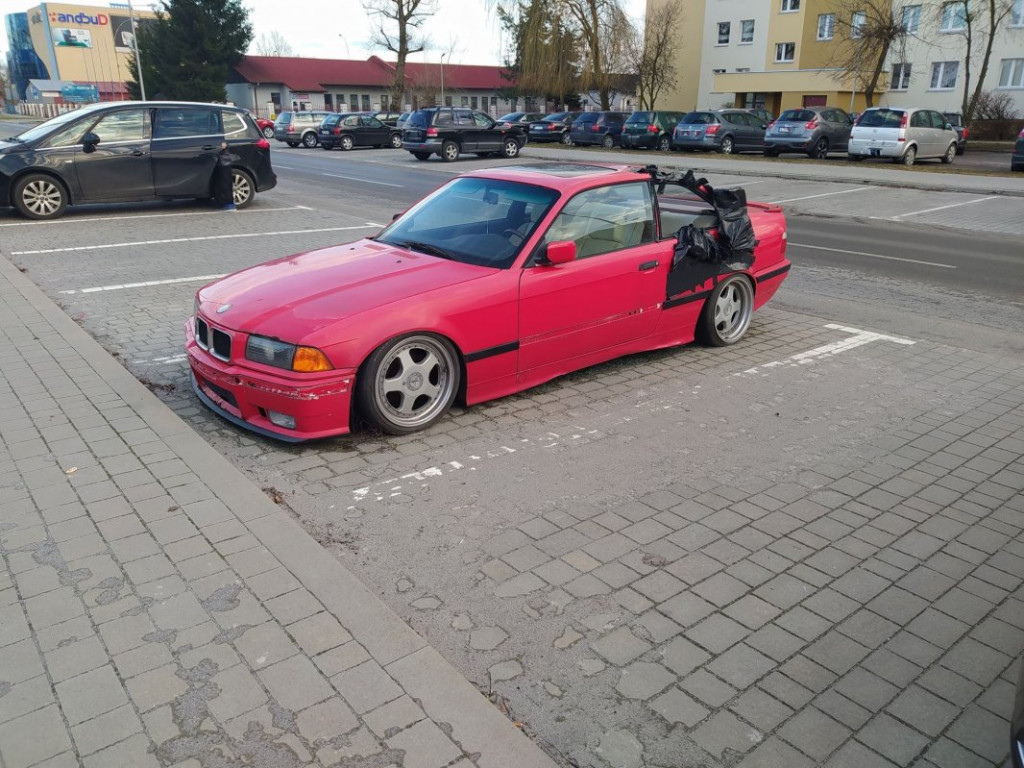 Opuszczone samochody blokują miejsca parkingowe w Tarnobrzegu [zdjęcia]