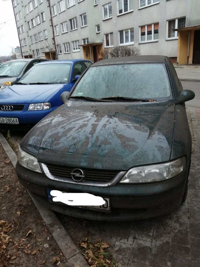 Opuszczone samochody blokują miejsca parkingowe w Tarnobrzegu [zdjęcia]