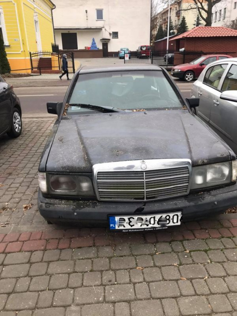 Opuszczone samochody blokują miejsca parkingowe w Tarnobrzegu [zdjęcia]