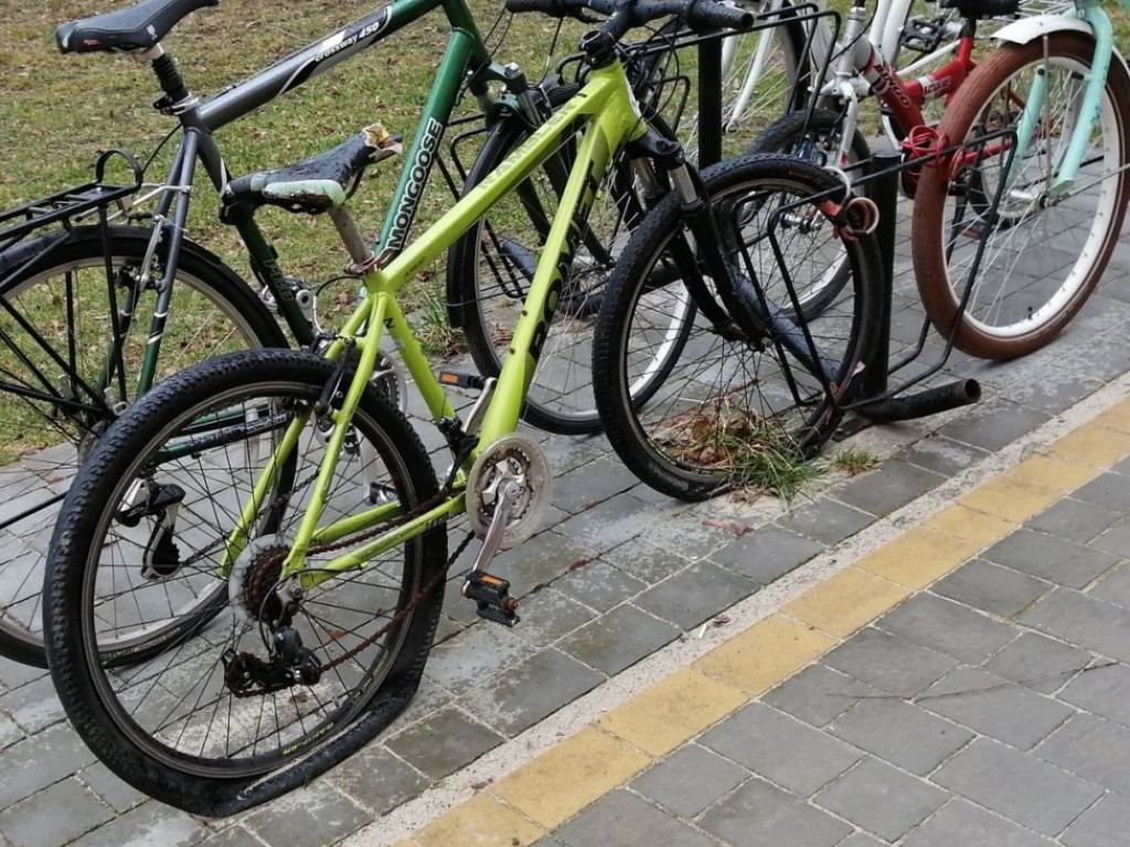 Opuszczone samochody blokują miejsca parkingowe w Tarnobrzegu [zdjęcia]