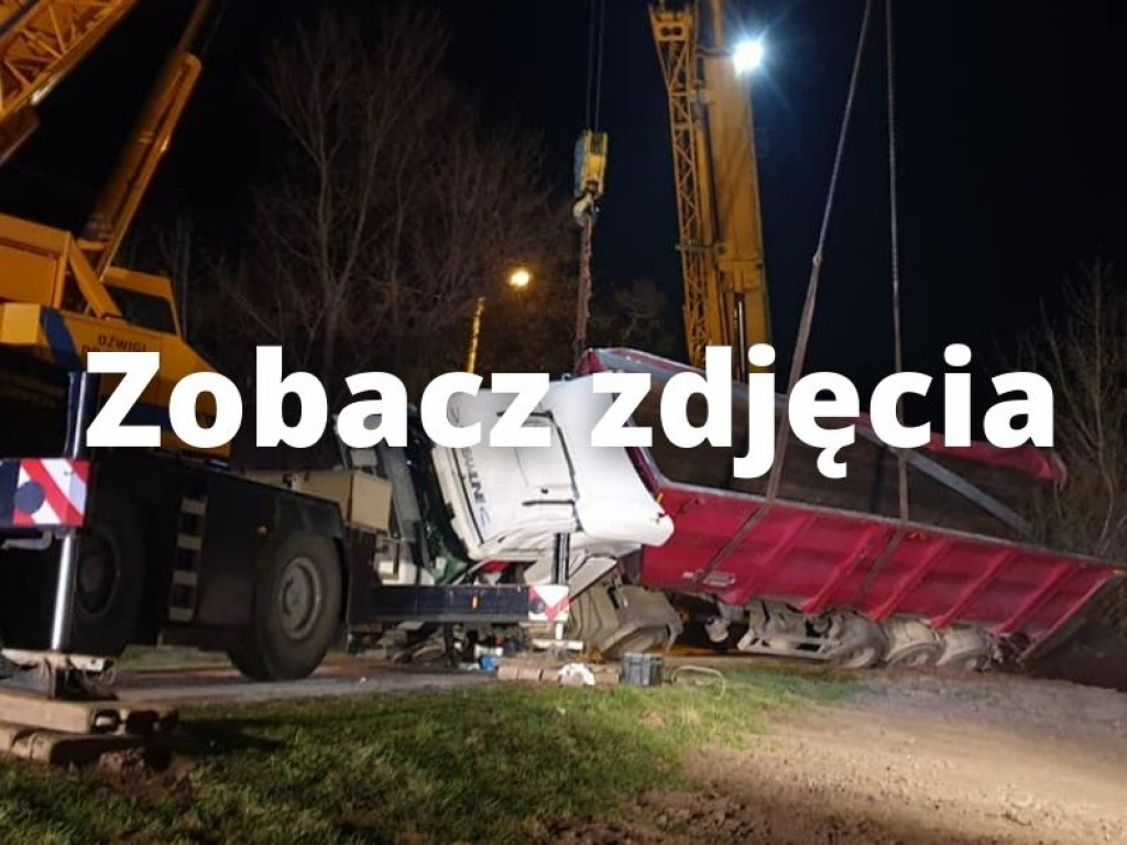 Powiat sandomierski. Przewrócona ciężarówka zablokowała całą drogę [zdjęcia]