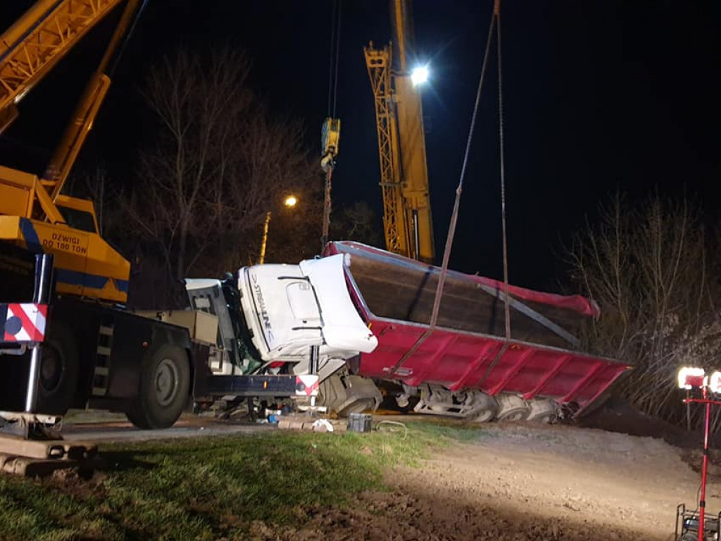 Powiat sandomierski. Przewrócona ciężarówka zablokowała całą drogę [zdjęcia]