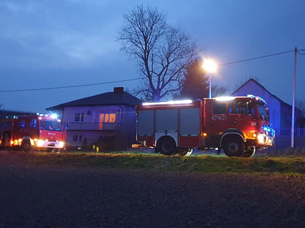 Powiat sandomierski. Przewrócona ciężarówka zablokowała całą drogę [zdjęcia]