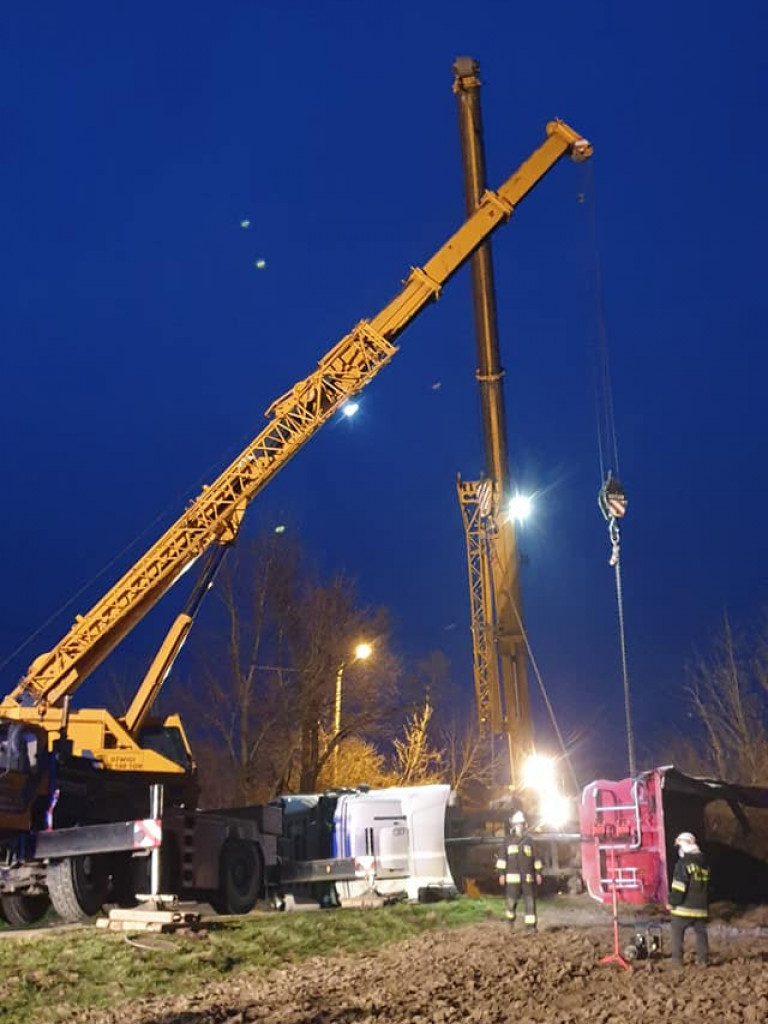 Powiat sandomierski. Przewrócona ciężarówka zablokowała całą drogę [zdjęcia]