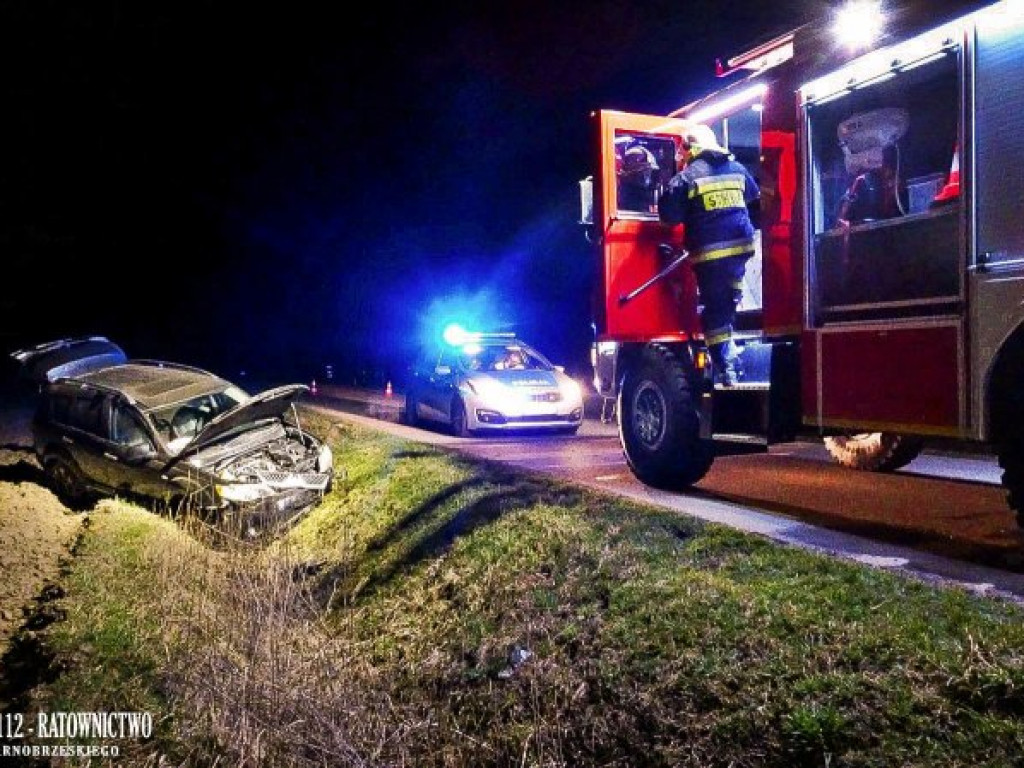 Powiat tarnobrzeski. Kierowca rozbił samochód w rowie [zdjęcia]