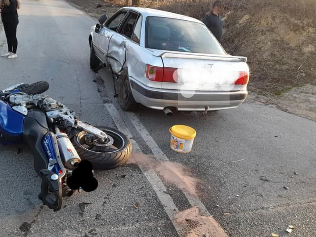 Powiat sandomierski. Zderzenie motocykla z autem. Jedna osoba w szpitalu [zdjęcia]