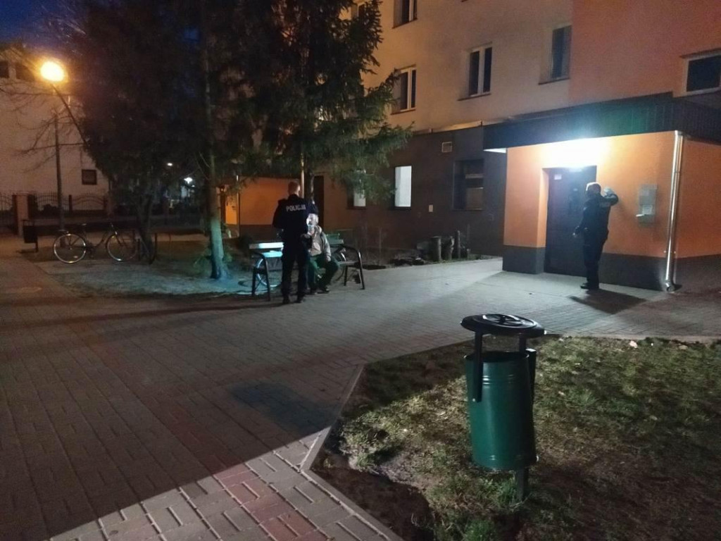 Leżał na chodniku. Twierdził, że został potrącony [zdjęcia]