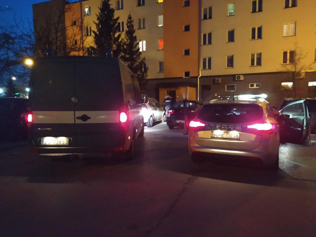 Leżał na chodniku. Twierdził, że został potrącony [zdjęcia]