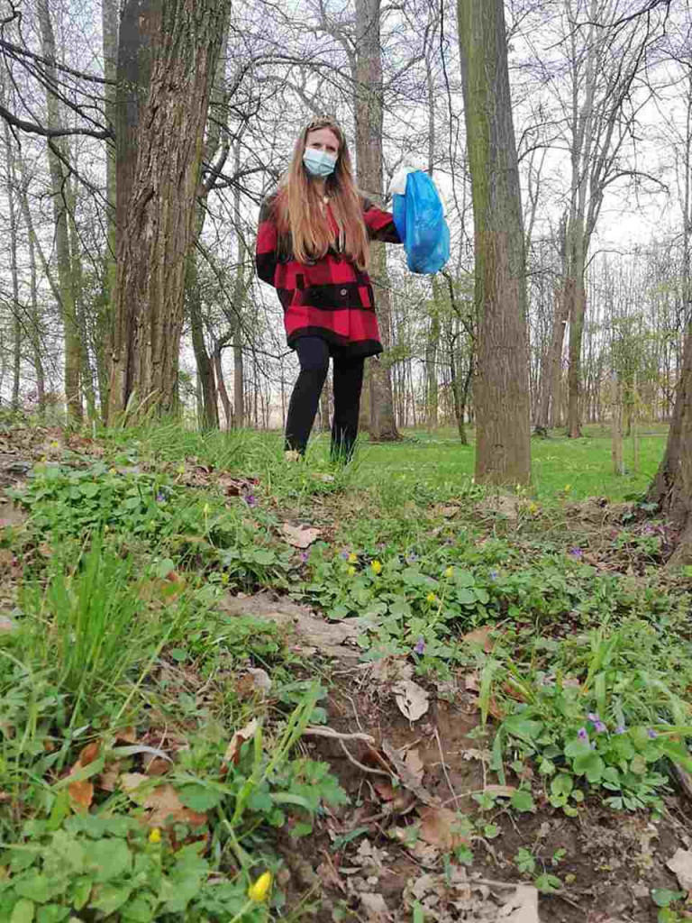Dzień Ziemi w Tarnobrzegu. Posprzątali park i powiesili budki dla ptaków [zdjęcia]