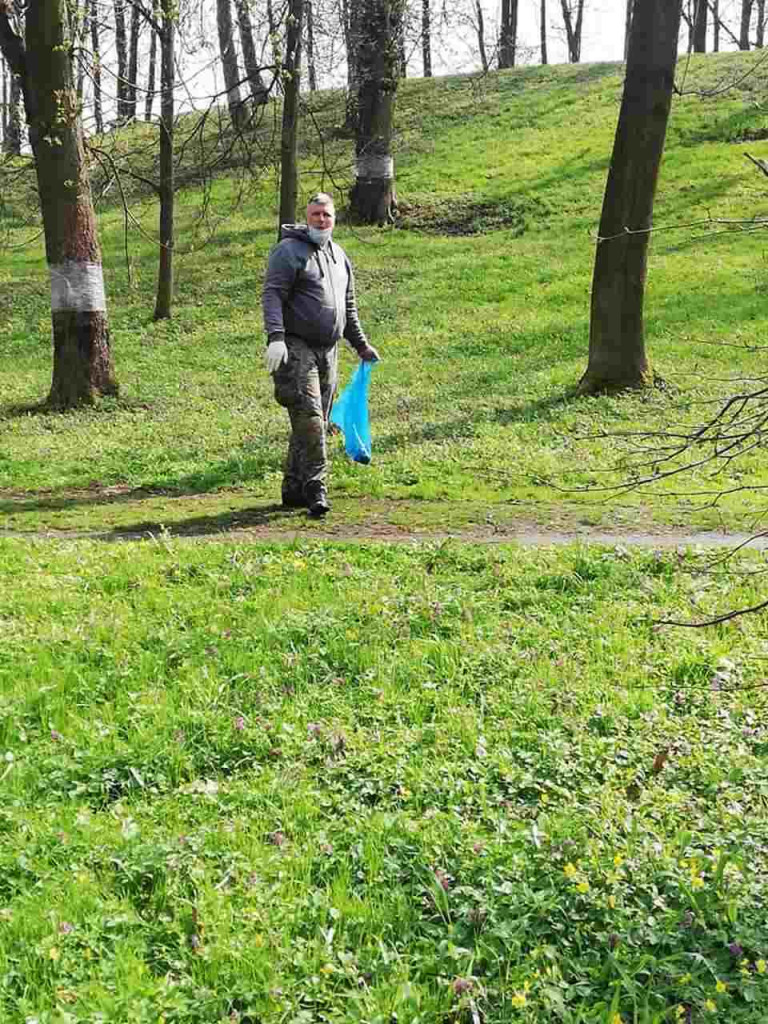 Dzień Ziemi w Tarnobrzegu. Posprzątali park i powiesili budki dla ptaków [zdjęcia]