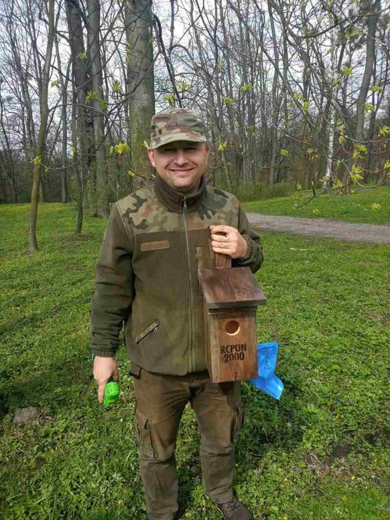 Dzień Ziemi w Tarnobrzegu. Posprzątali park i powiesili budki dla ptaków [zdjęcia]
