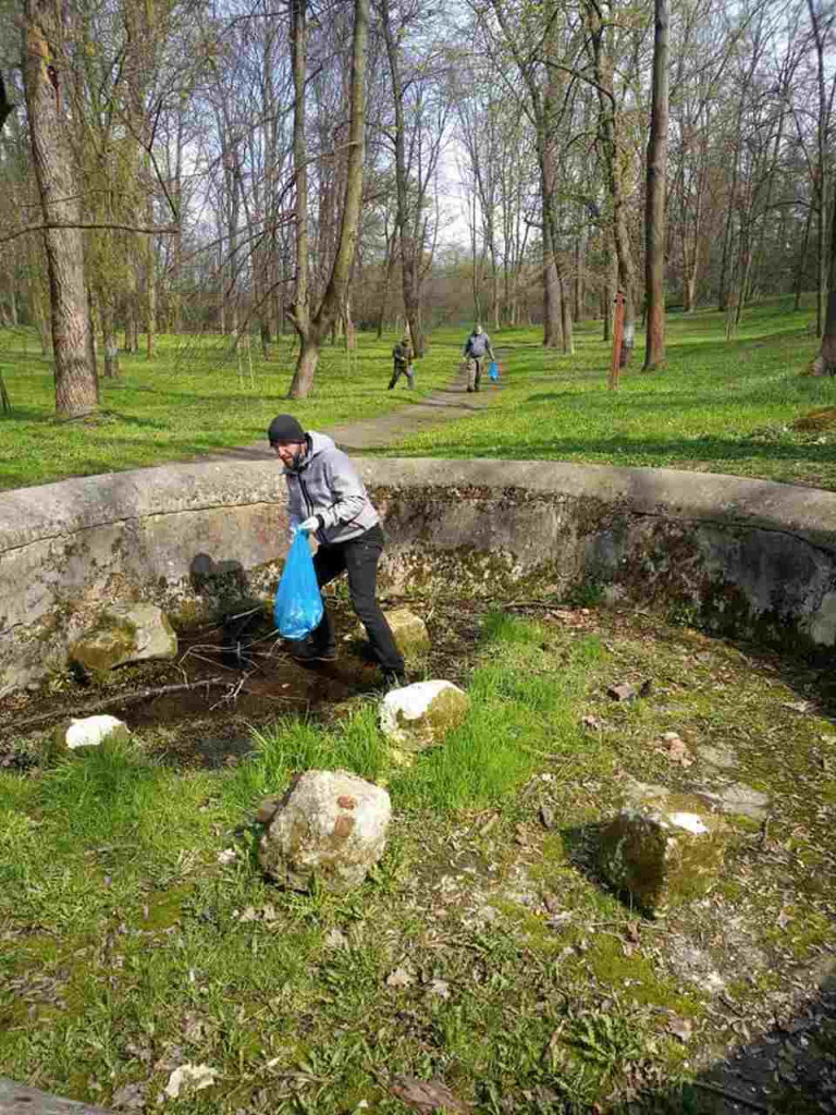 Dzień Ziemi w Tarnobrzegu. Posprzątali park i powiesili budki dla ptaków [zdjęcia]