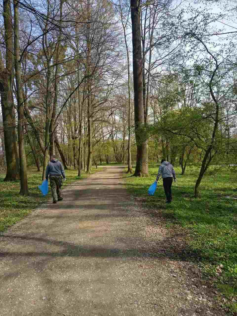 Dzień Ziemi w Tarnobrzegu. Posprzątali park i powiesili budki dla ptaków [zdjęcia]
