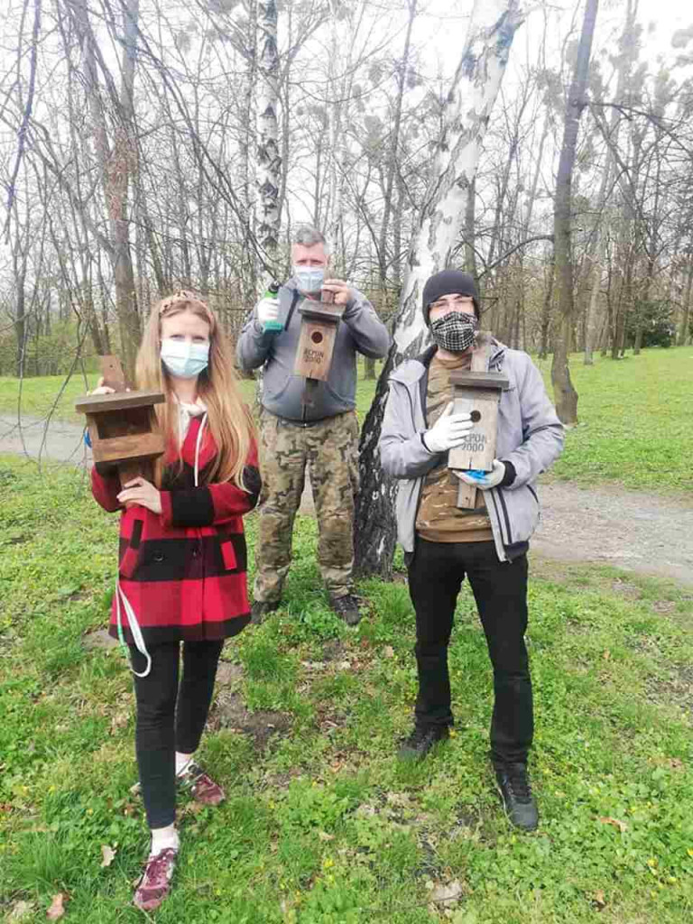 Dzień Ziemi w Tarnobrzegu. Posprzątali park i powiesili budki dla ptaków [zdjęcia]