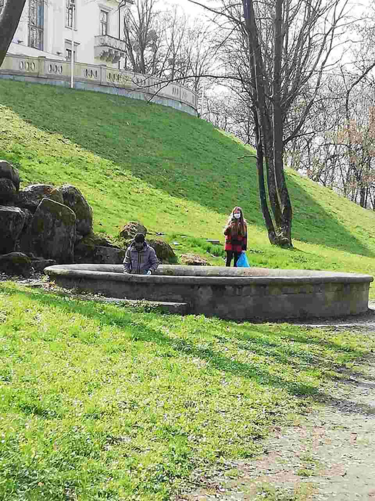 Dzień Ziemi w Tarnobrzegu. Posprzątali park i powiesili budki dla ptaków [zdjęcia]