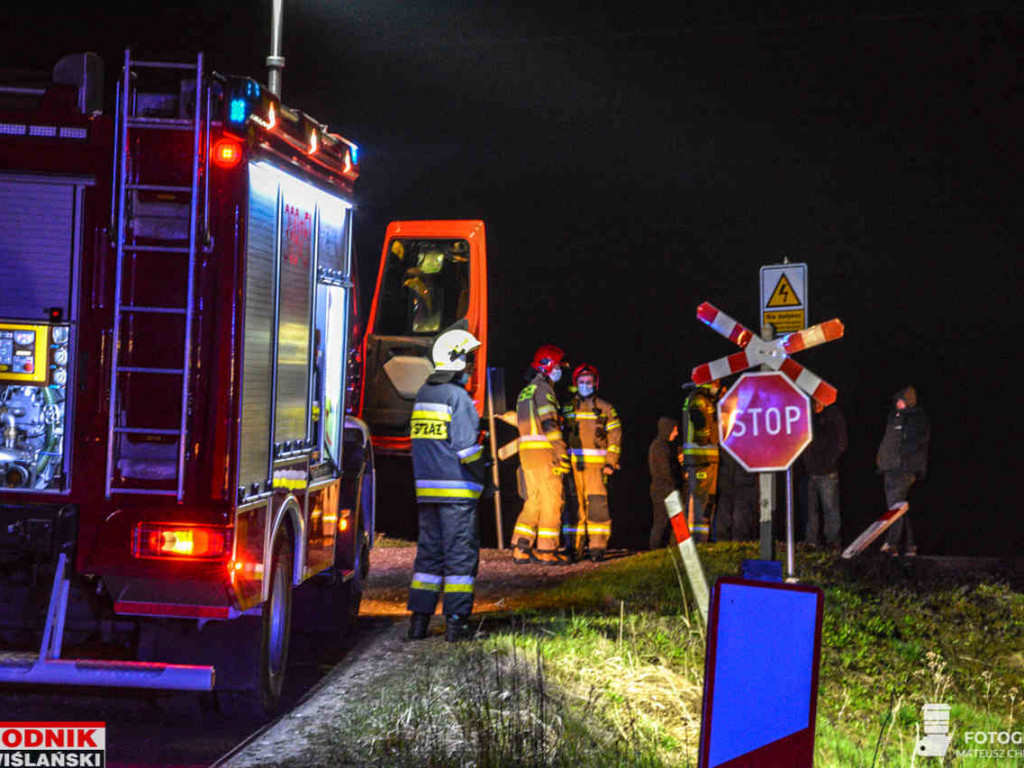 Tarnobrzeg. Pociąg uderzył w samochód stojący na torach [zdjęcia][wideo]