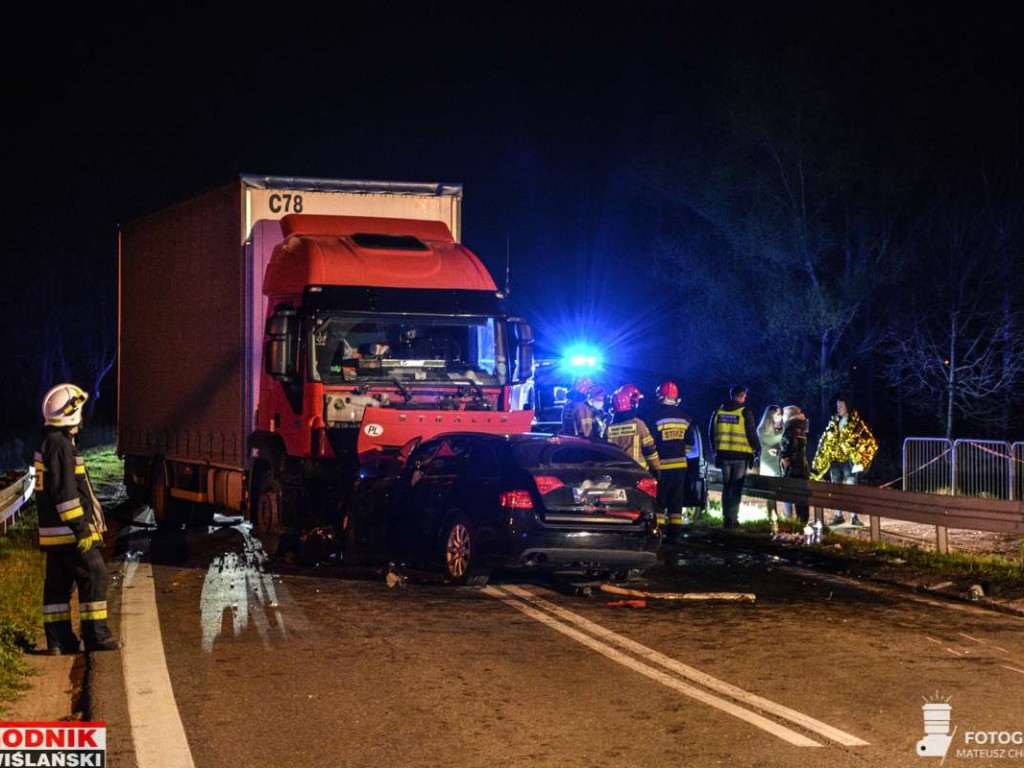 Groźny wypadek na drodze wojewódzkiej w gminie Baranów. Zderzyły się 3 samochody [zdjęcia]