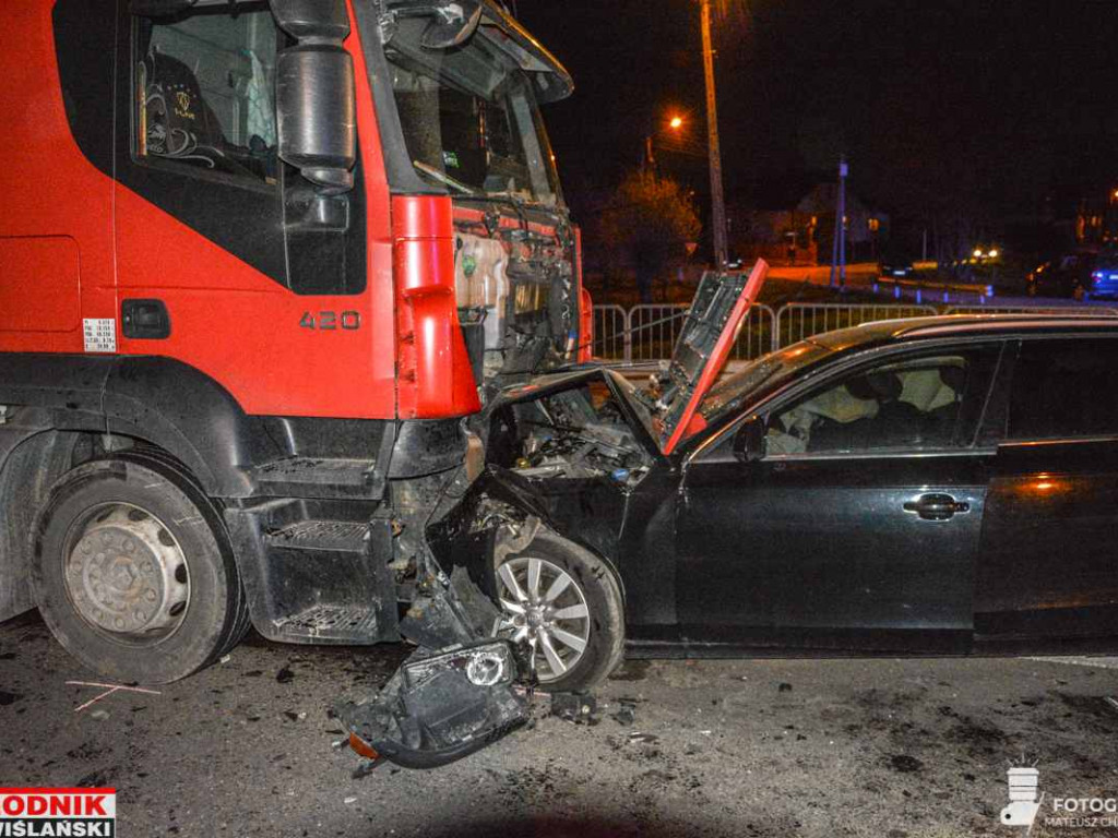Groźny wypadek na drodze wojewódzkiej w gminie Baranów. Zderzyły się 3 samochody [zdjęcia]