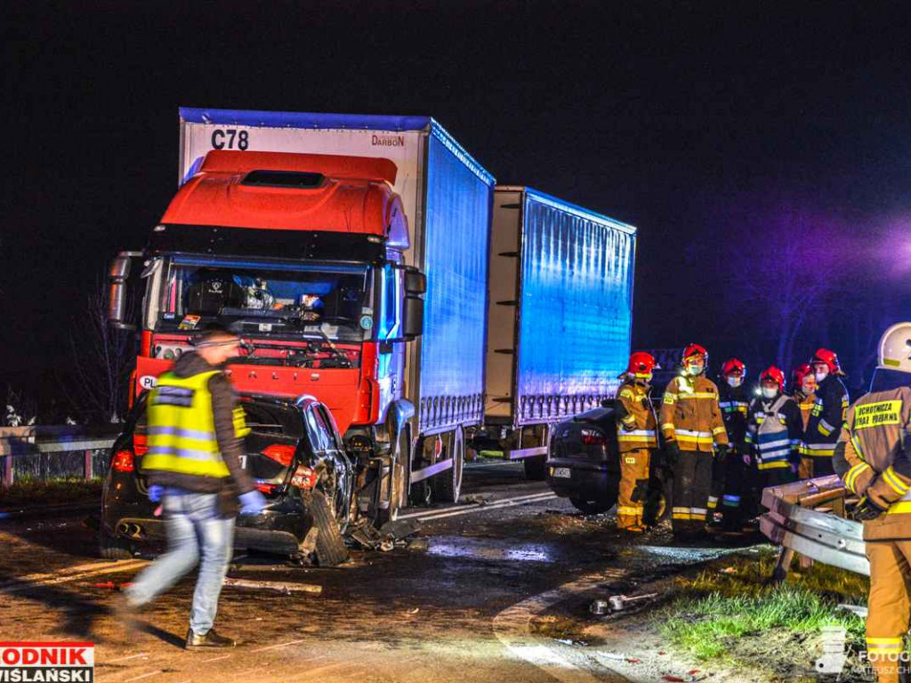 Groźny wypadek na drodze wojewódzkiej w gminie Baranów. Zderzyły się 3 samochody [zdjęcia]
