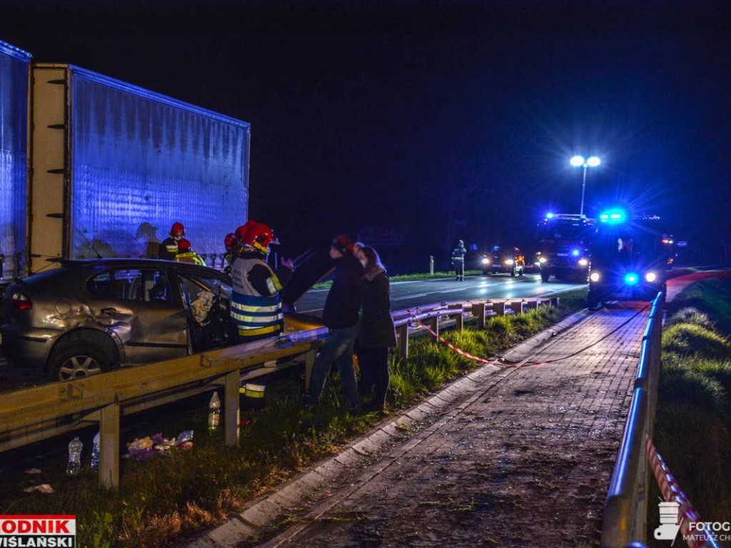 Groźny wypadek na drodze wojewódzkiej w gminie Baranów. Zderzyły się 3 samochody [zdjęcia]